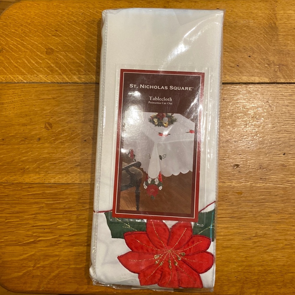NWT St. Nicholas Square Oval tablecloth